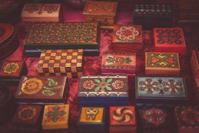Decorated wood boxes: clemono / unsplash
